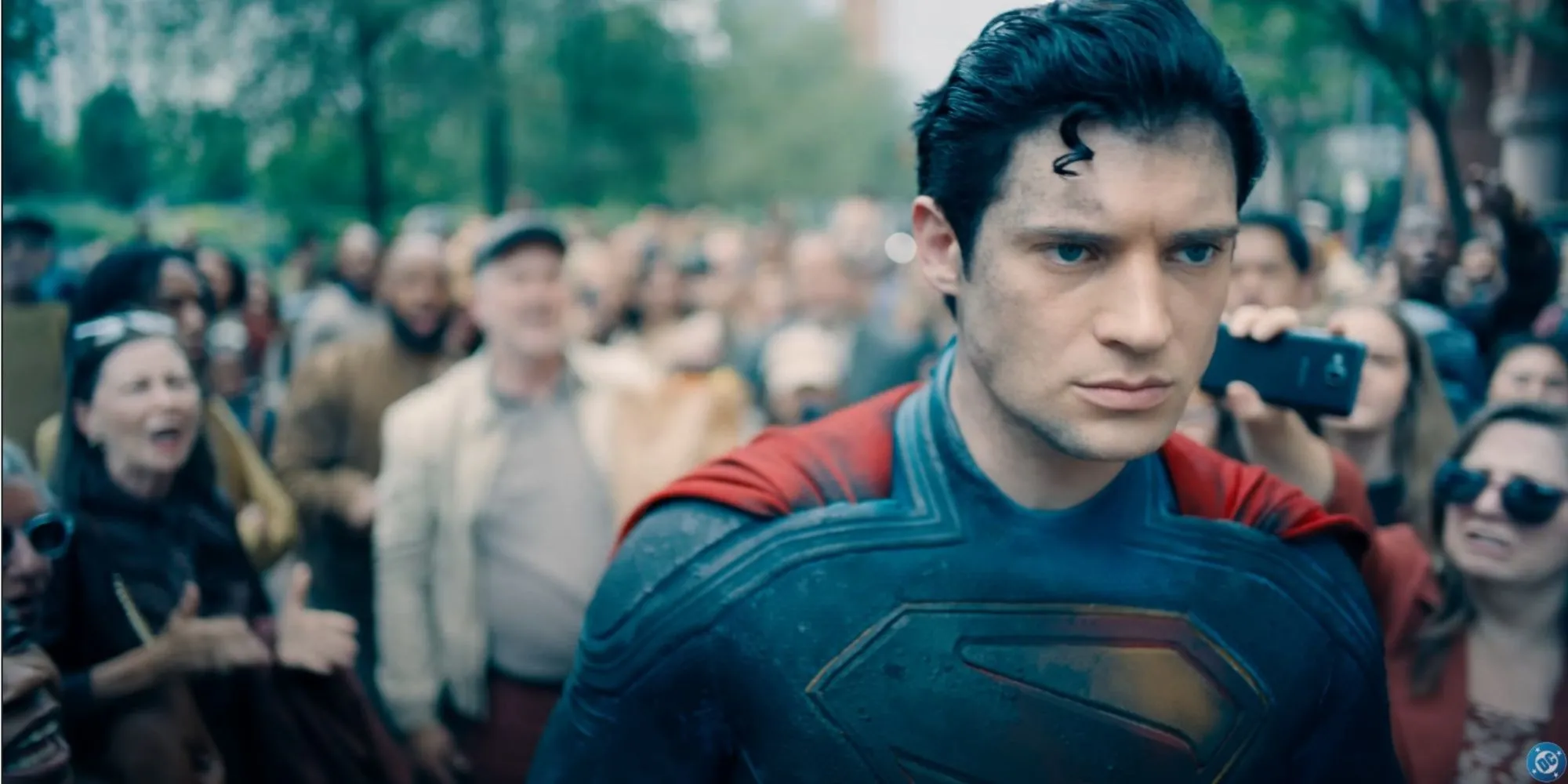 Superman trông buồn bã trước ánh nhìn hoài nghi của đám đông sau hành động cứu sóc trong phim mới.