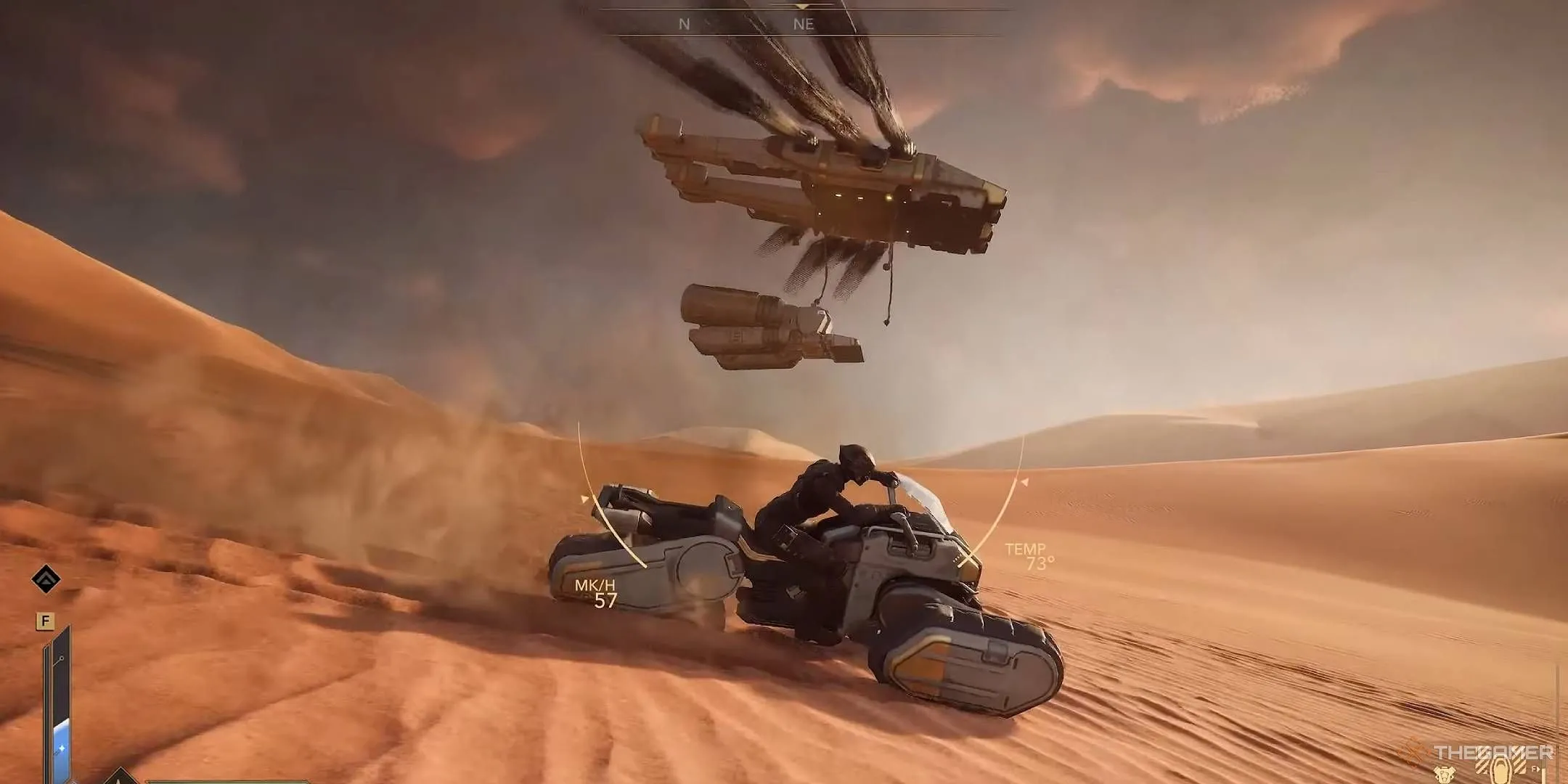 Trực thăng Ornithopter thả xe tăng xuống sa mạc Dune: Awakening, người chơi lái xe cát Sandbike lướt qua.
