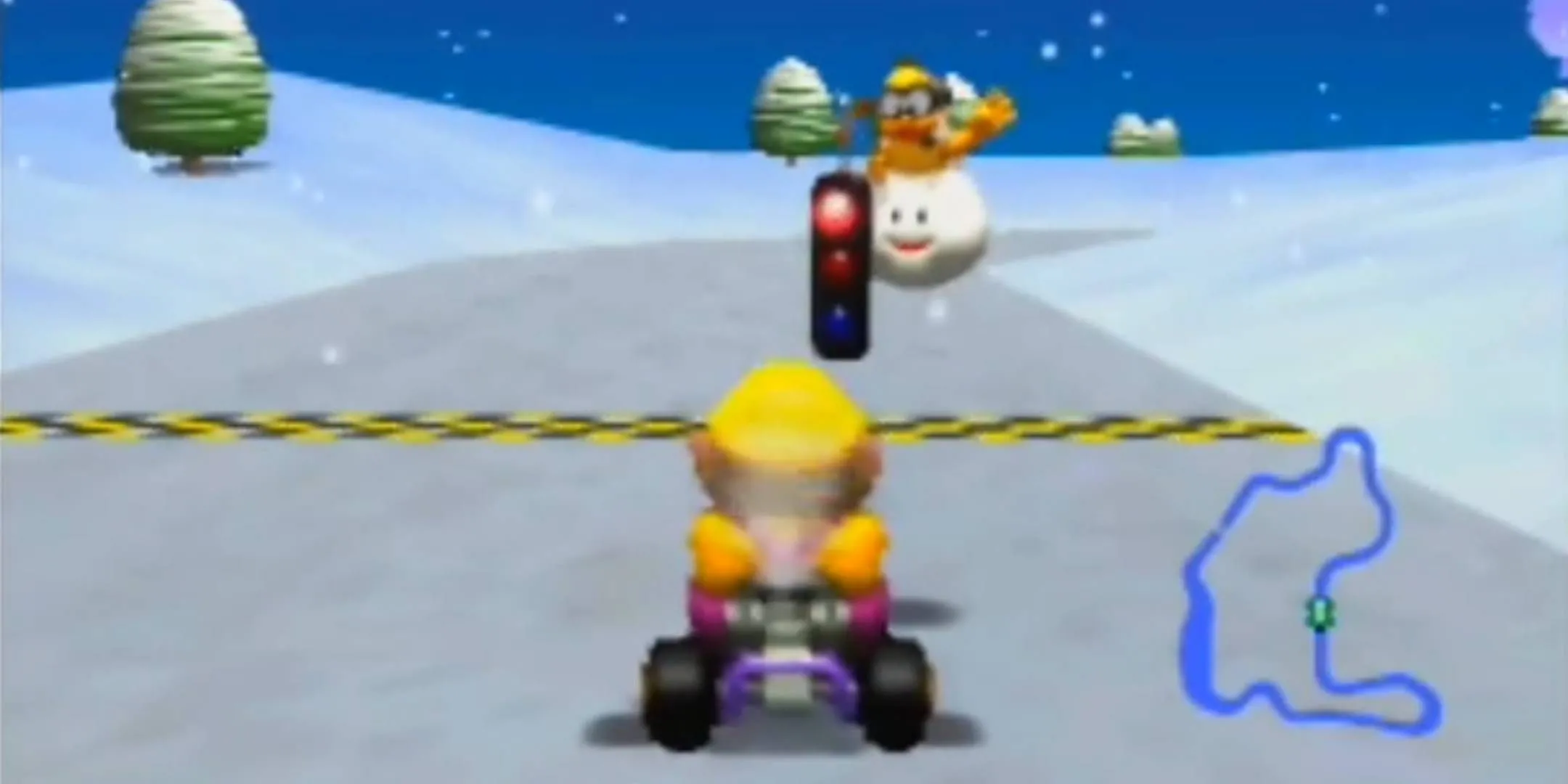 Wario chuẩn bị bắt đầu cuộc đua tại Frappe Snowland trong Mario Kart 64, thể hiện đồ họa và không khí đua xe của game.