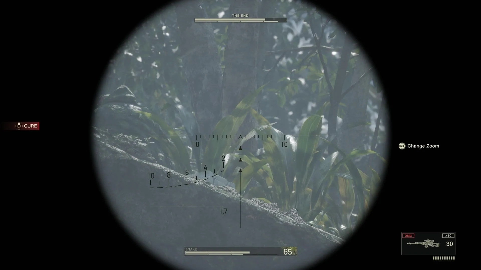 The End ẩn mình trong rừng, sẵn sàng dùng Mosin Nagant gây mê Naked Snake trong MGS Delta